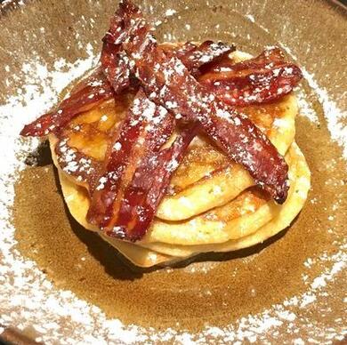 Fluffy pancakes with bacon and maple syrup