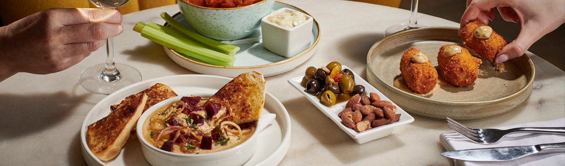 Two meals served with red an white wine