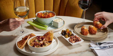 Two meals served with red an white wine