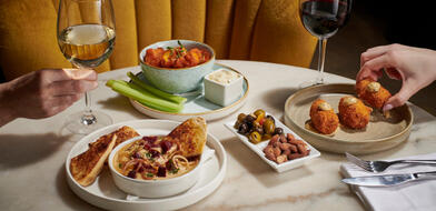 Two meals served with red an white wine