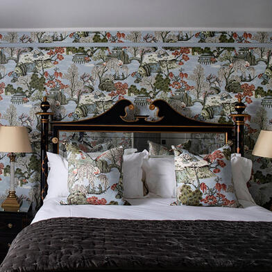 Classic Room 1 Queen Bed