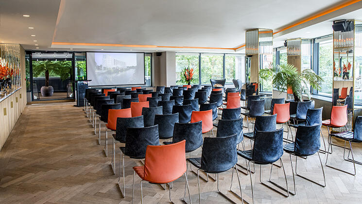 Meeting room with chairs and projector screen