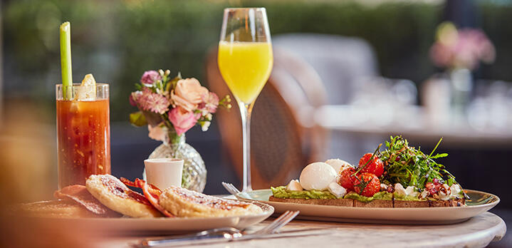 The ultimate weekend brunch at Balfes: A colorful table setting with stacked pancakes, avocado on sourdough, and refreshing morning juices.