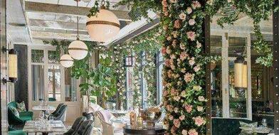 Wilde Restaurant decorated with pink roses and bottles of Rosé wine